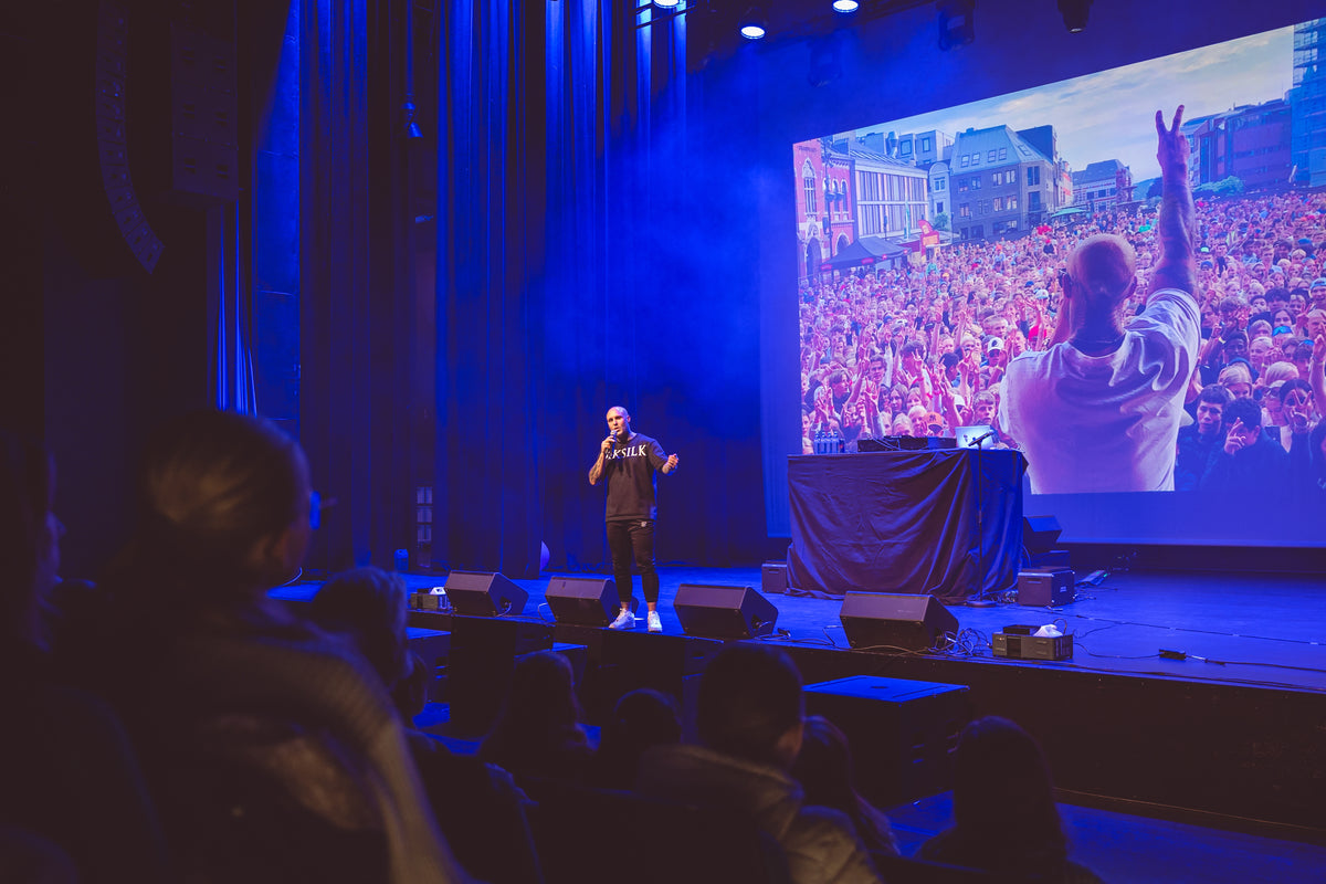 Jan-Erik Mæland holder foredrag på scenen